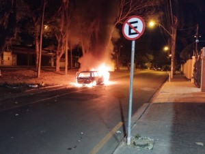 Carro incendiado na frente da delegacia de Cosmópolis